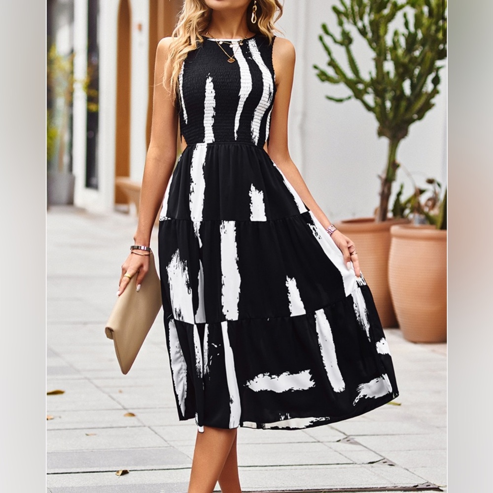 Elegant Black and White Women's Dress - Picture 4 of 4